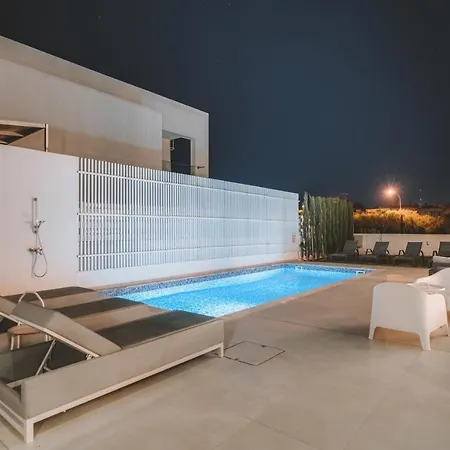 Villa Sunnyvillas: 3br New Villa☆private Pool In Pernera - White Swan